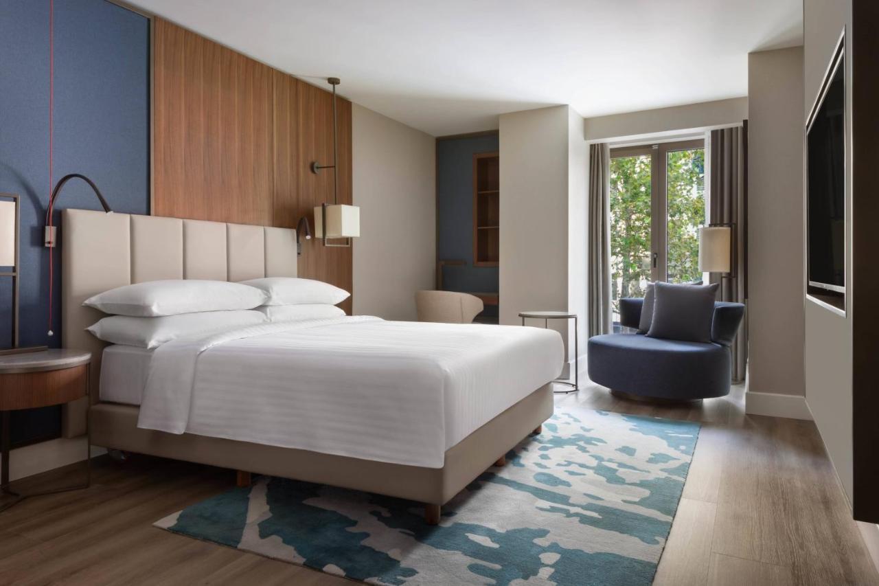 Izmir Marriott Hotel Exteriér fotografie A guest room at the hotel