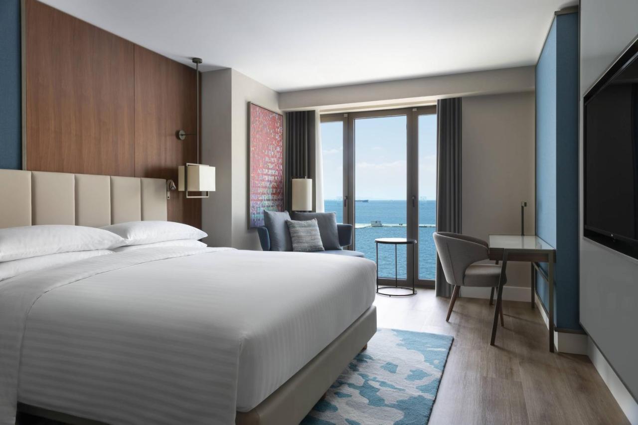 Izmir Marriott Hotel Exteriér fotografie A guest room at the Hilton Athens