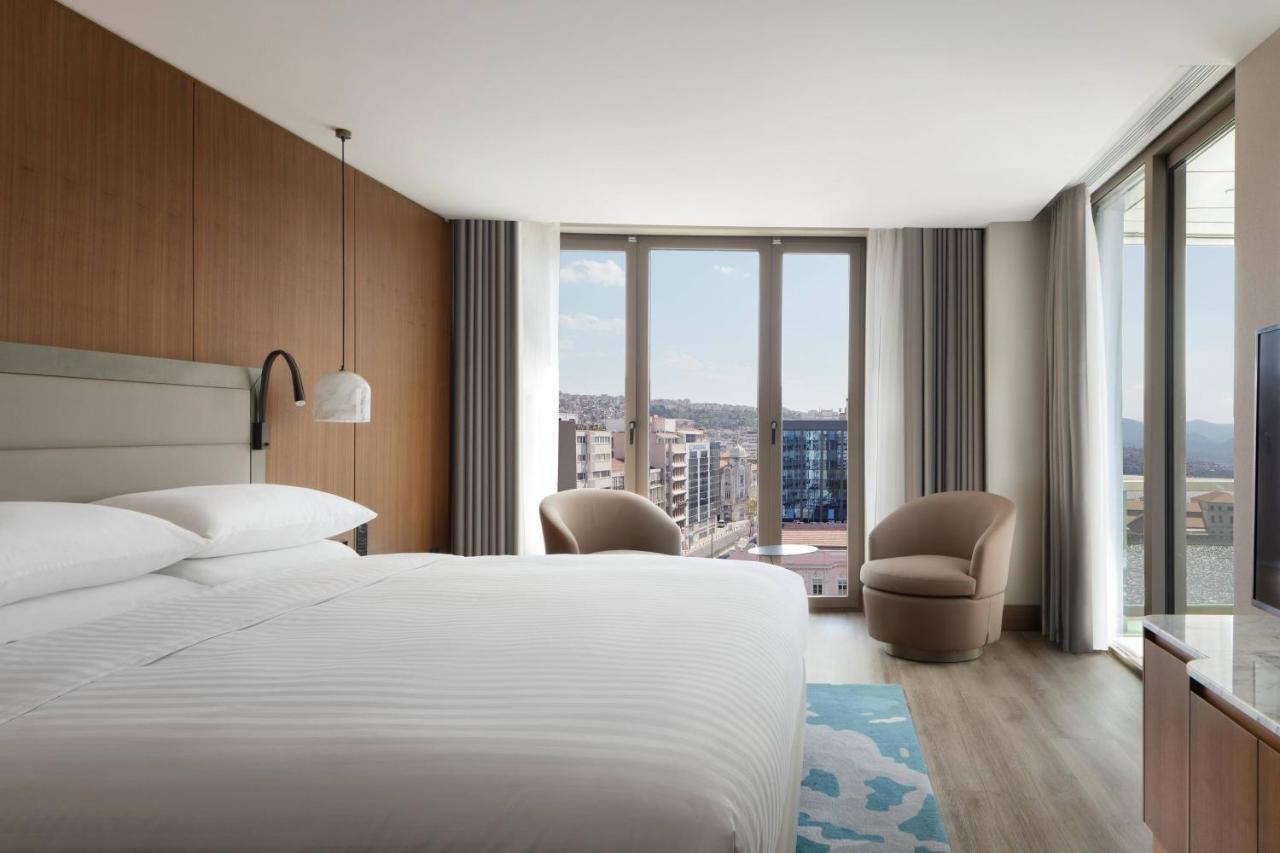 Izmir Marriott Hotel Exteriér fotografie A guest room at the hotel