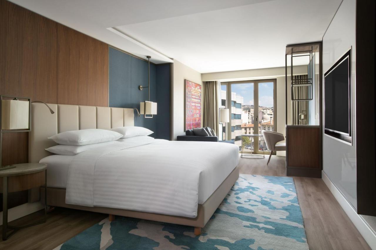 Izmir Marriott Hotel Exteriér fotografie A guest room at the hotel