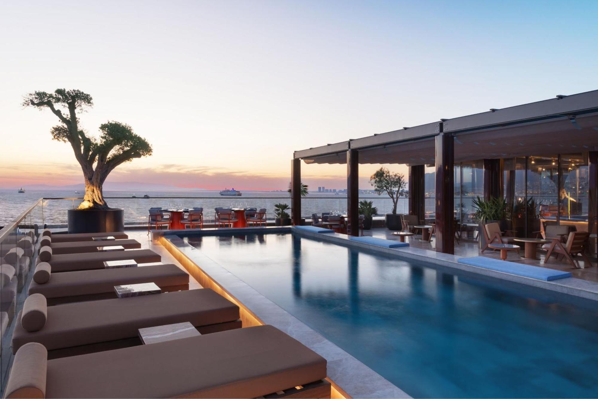 Izmir Marriott Hotel Exteriér fotografie The Pool at the Westin Athens