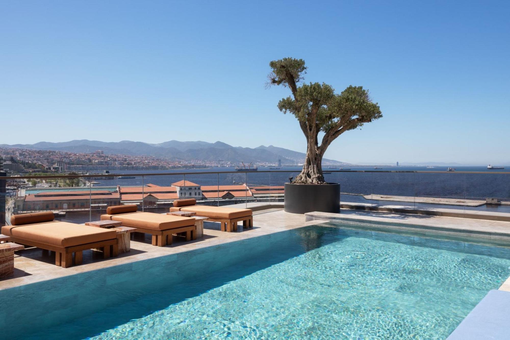Izmir Marriott Hotel Exteriér fotografie The pool at the 12th floor