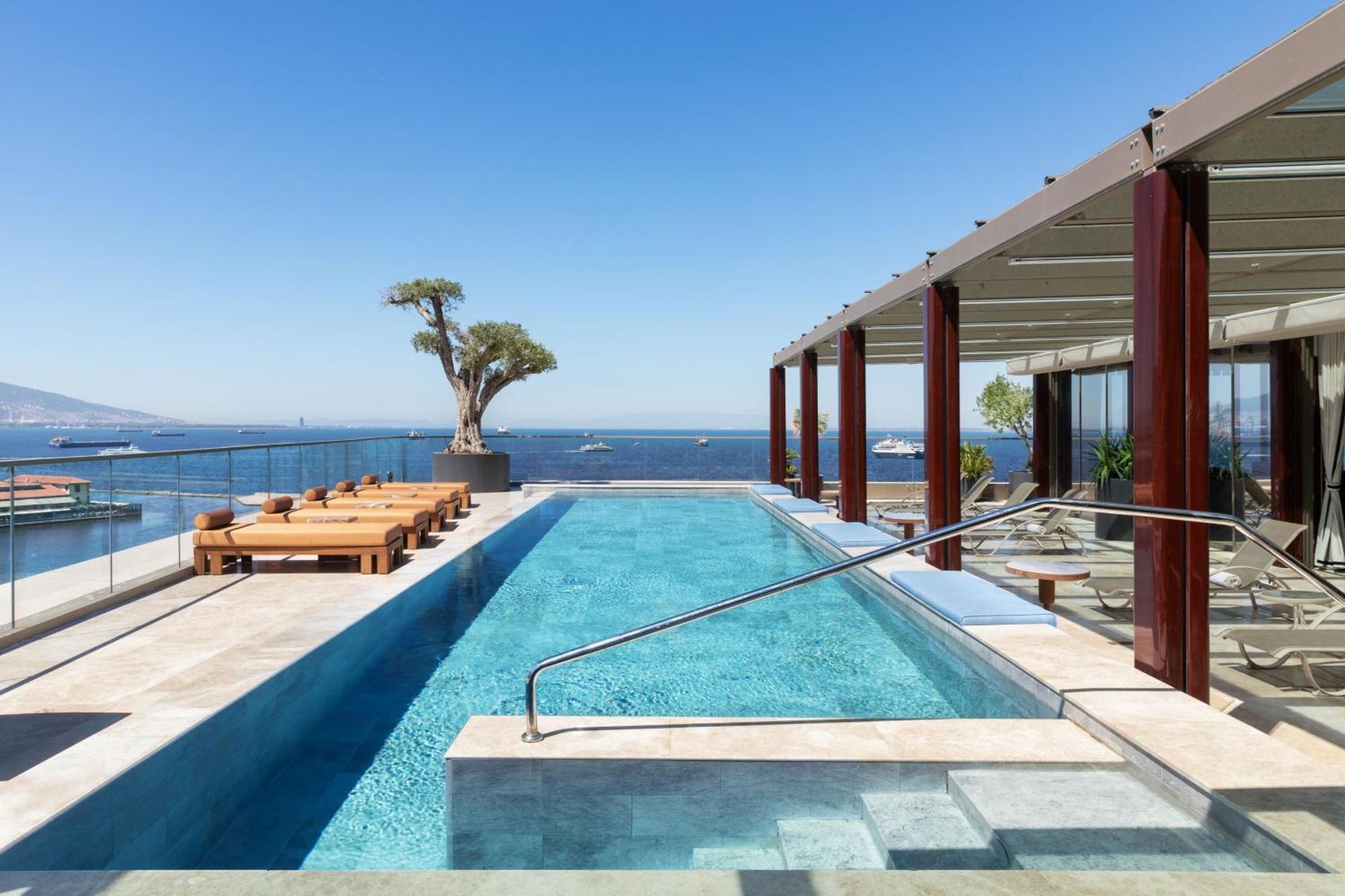 Izmir Marriott Hotel Exteriér fotografie The pool at the hotel