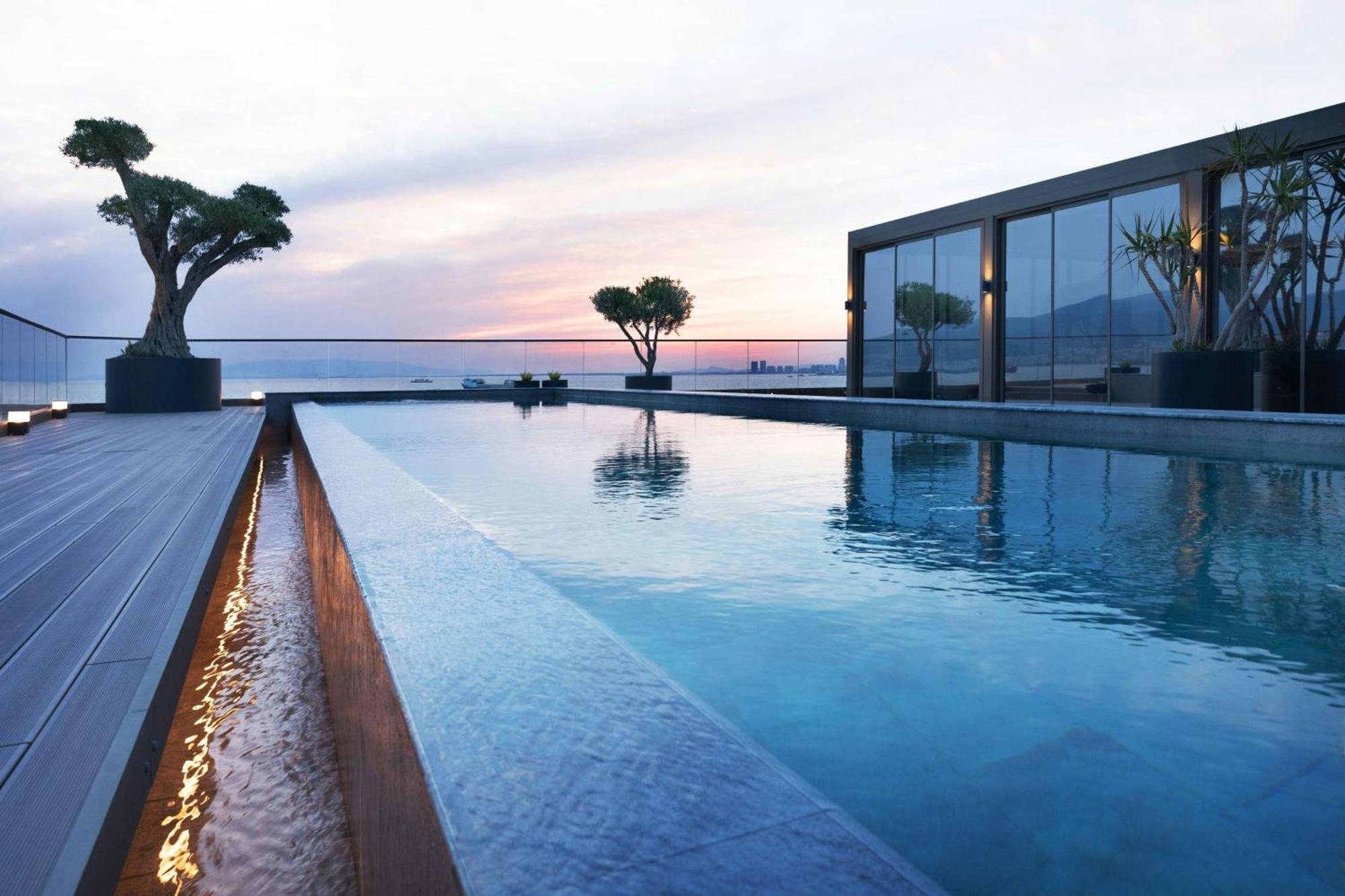 Izmir Marriott Hotel Exteriér fotografie The Sky Pool at The Landmark