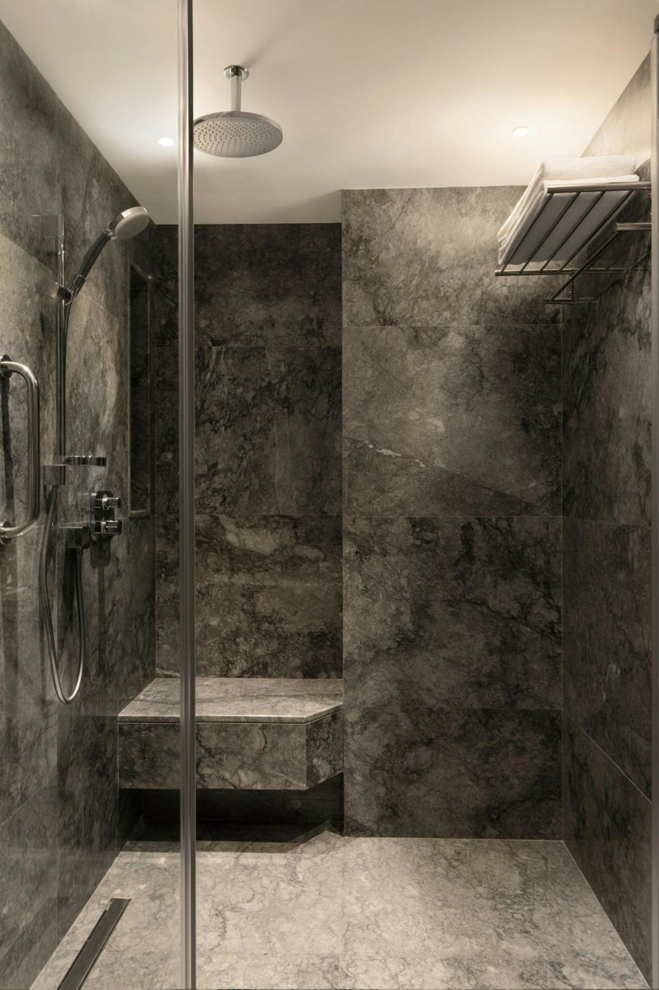 Izmir Marriott Hotel Exteriér fotografie A shower