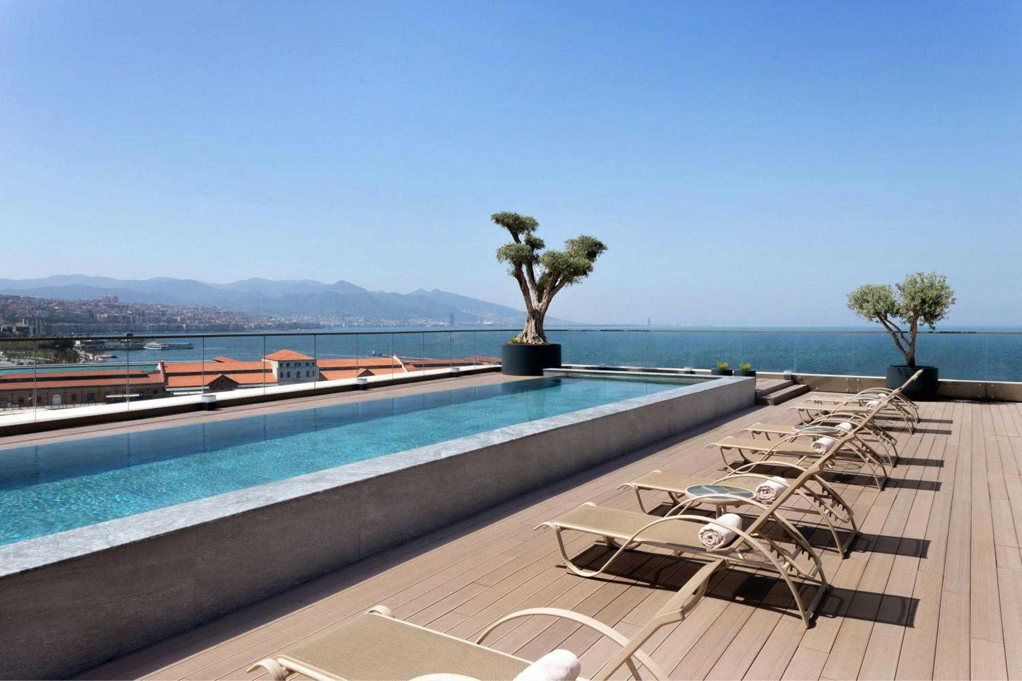 Izmir Marriott Hotel Exteriér fotografie Rooftop pool at the Hotel